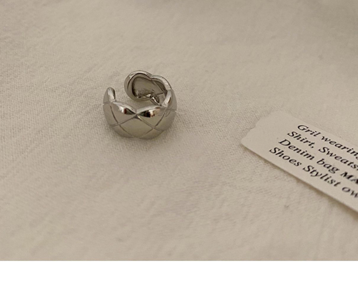 The French checkered cold style retro ear clips, without ear holes, exude a feminine charm and are simple and fashionable. The ear bone clips are ethereal and forest-like, extremely fairy-like detail image 3