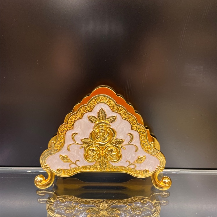 合金玫瑰花纸巾夹。白色白底实物图