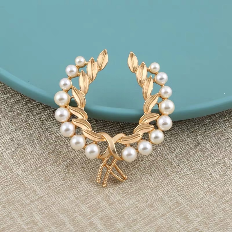 New Baroque-style brooch, artistic and retro matte gold pearl, versatile suit cardigan, overcoat and clothing accessories Application Scenario