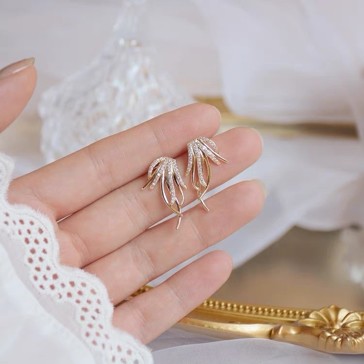 灵动的叶子原创设计银针气质不撞款耳钉夏季新款时尚轻奢耳环产品图