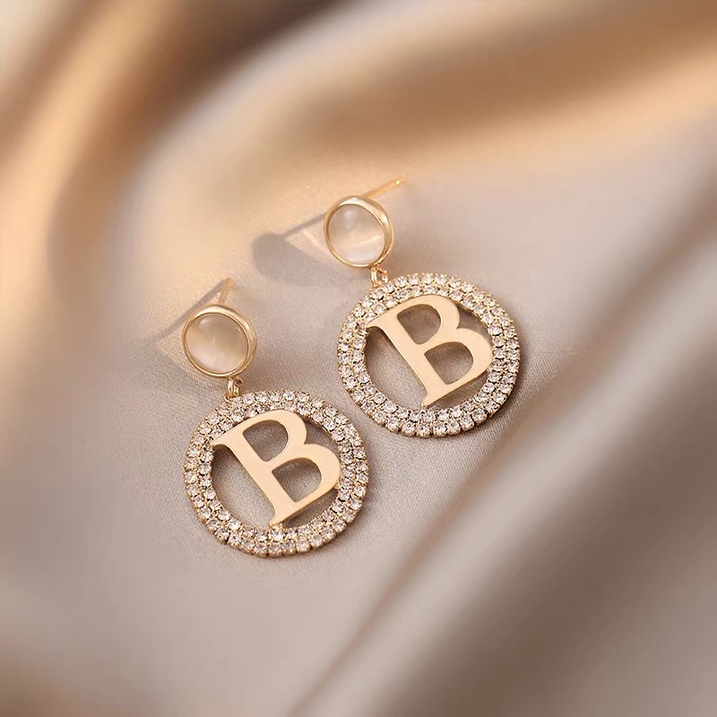 欧美字母B耳环夸张独特小众设计感轻奢气质高级大气夸张独特耳饰白底实物图