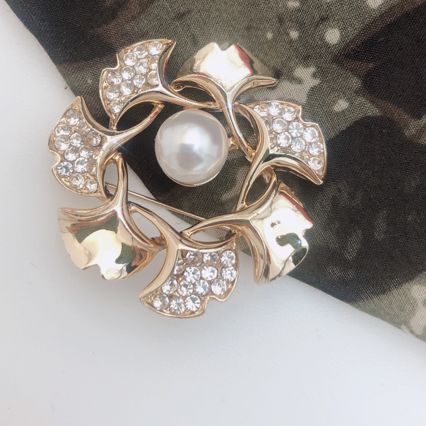 Cyclone style imitation pearl fashion brooch