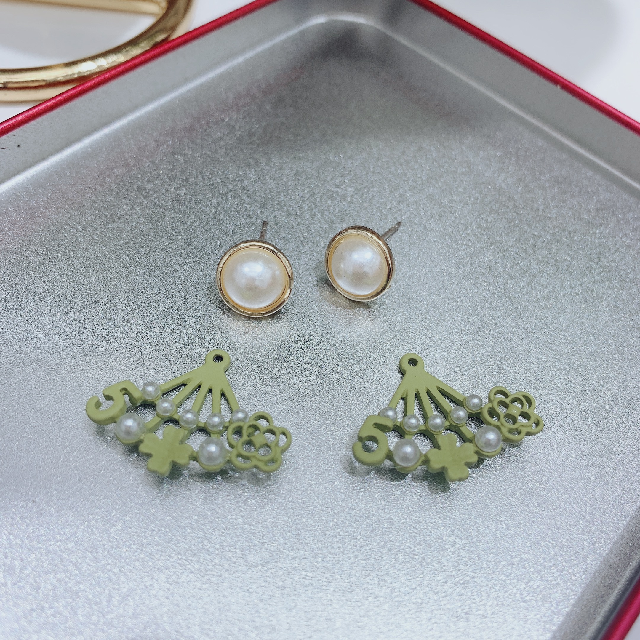 The pearl stud earrings are a simple, fashionable, casual, versatile, slimming, elegant, artistic, individualistic and trendy Korean-style green flower design Application Scenario