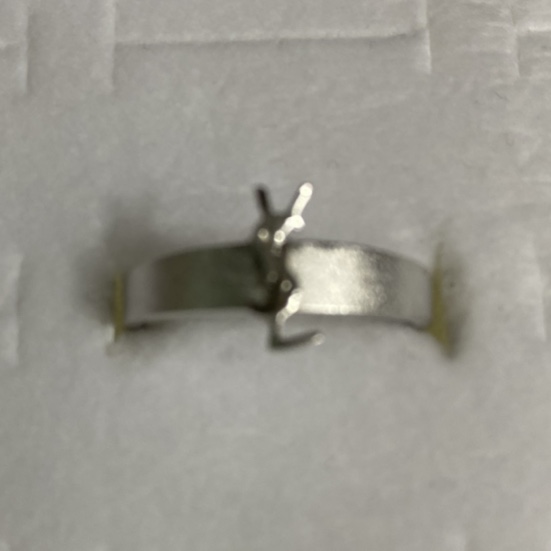 The same stainless steel rabbit ring that can open beer bottle caps is unisex ring