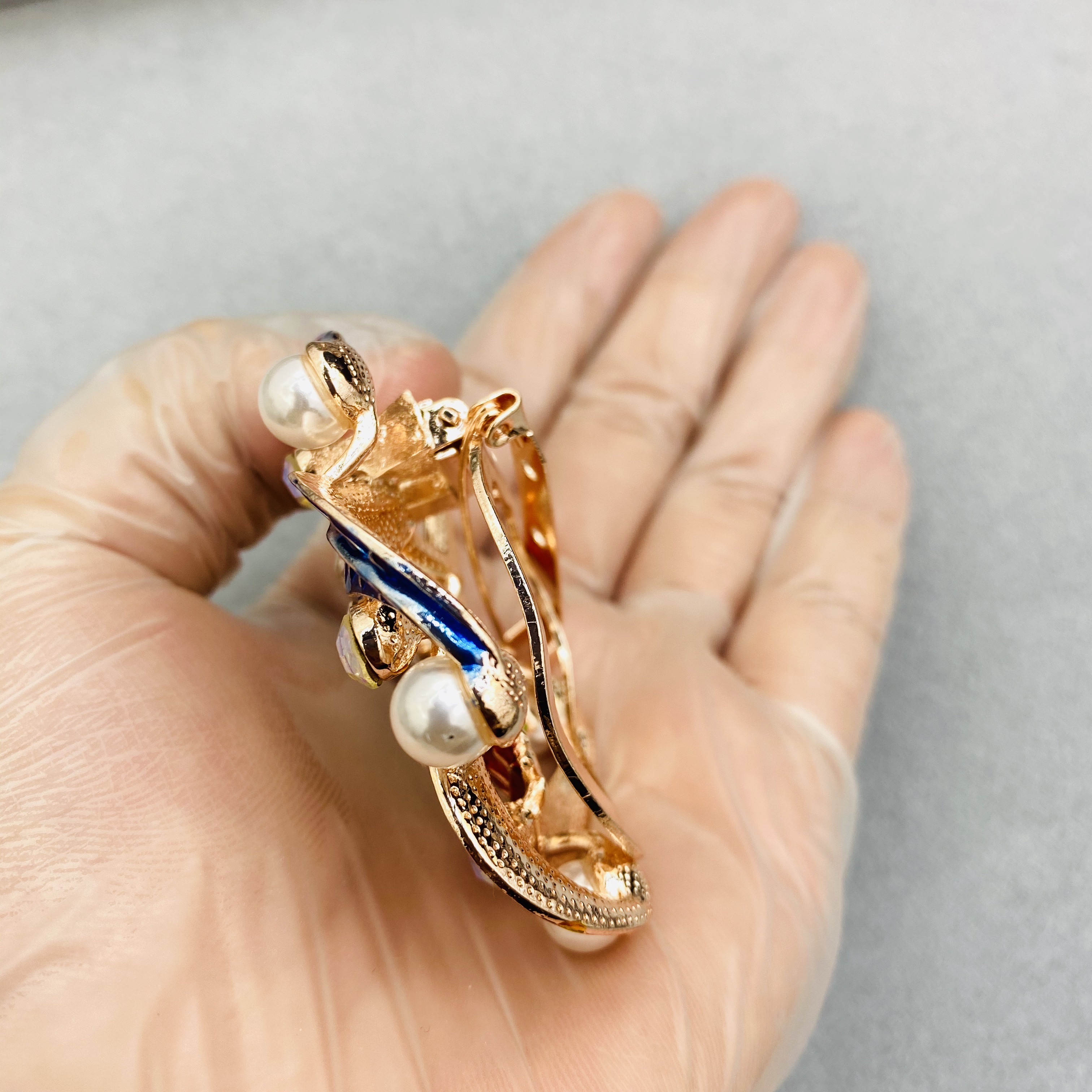 European and American retro water diamond pearl leaf corsage, elegant brooch, high-end silk scarf clasp birthday gift Application Scenario