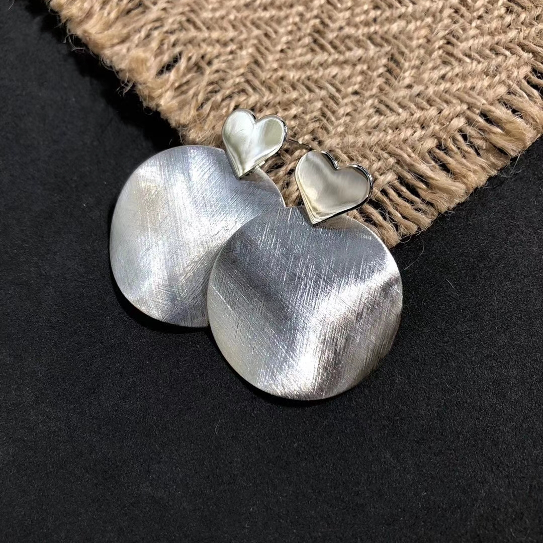 Retro French design sense heart-shaped brushed gold earrings, high-end summer stud earrings for women, Korean-style high-end internet-famous earrings
