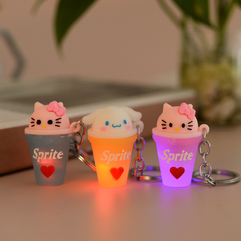 2021新款发光卡通杯钥匙链公仔闪灯钥匙扣爱心奶茶杯挂件挂链礼物