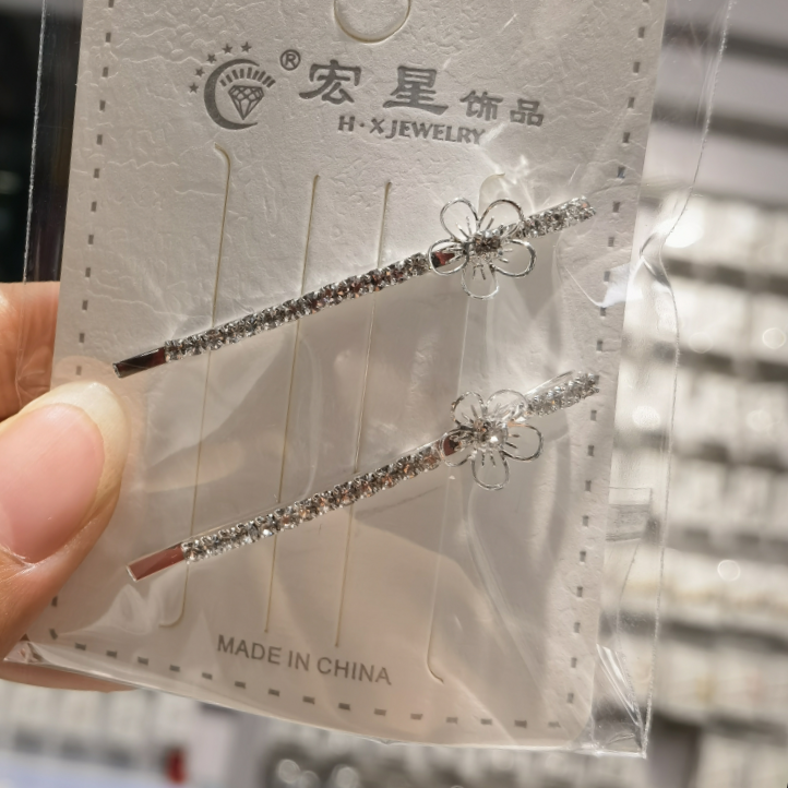 Sparkling diamond one-line hair clip, European and American catwalk fashion, versatile, full diamond bangs clip, popular headwear, side clip hair accessory for women 5