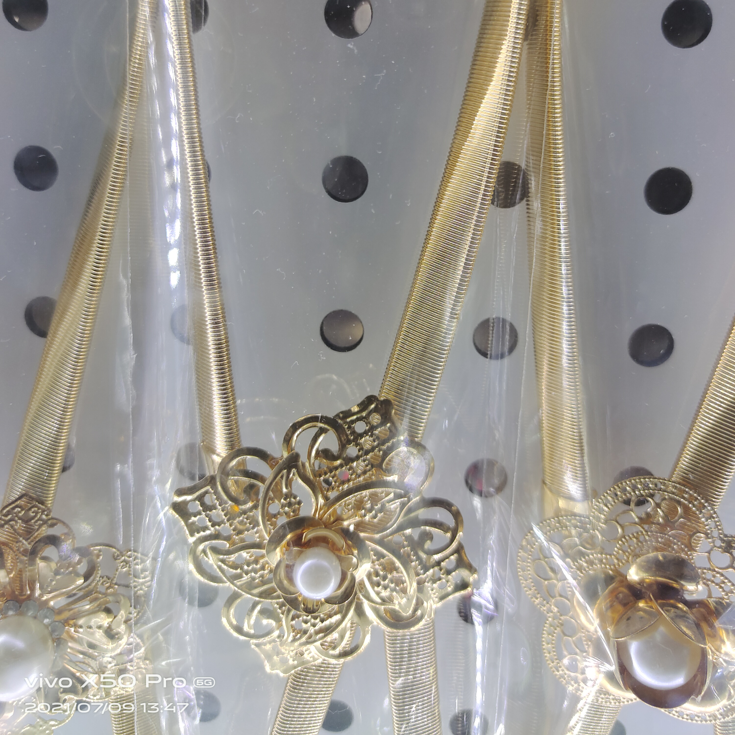 The y35 trendy golden metal rhinestone pearl leaf buckle spring elastic band, paired with a thin waist chain belt for pants, is very trendy for women