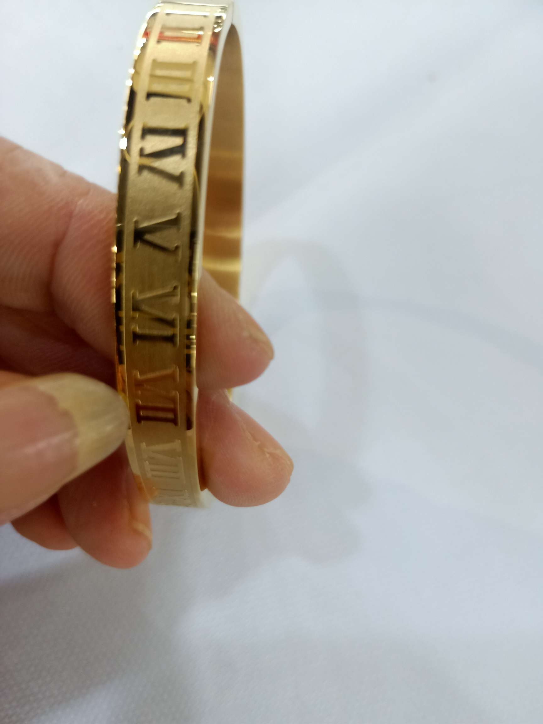 字母活扣保色手镯细节图