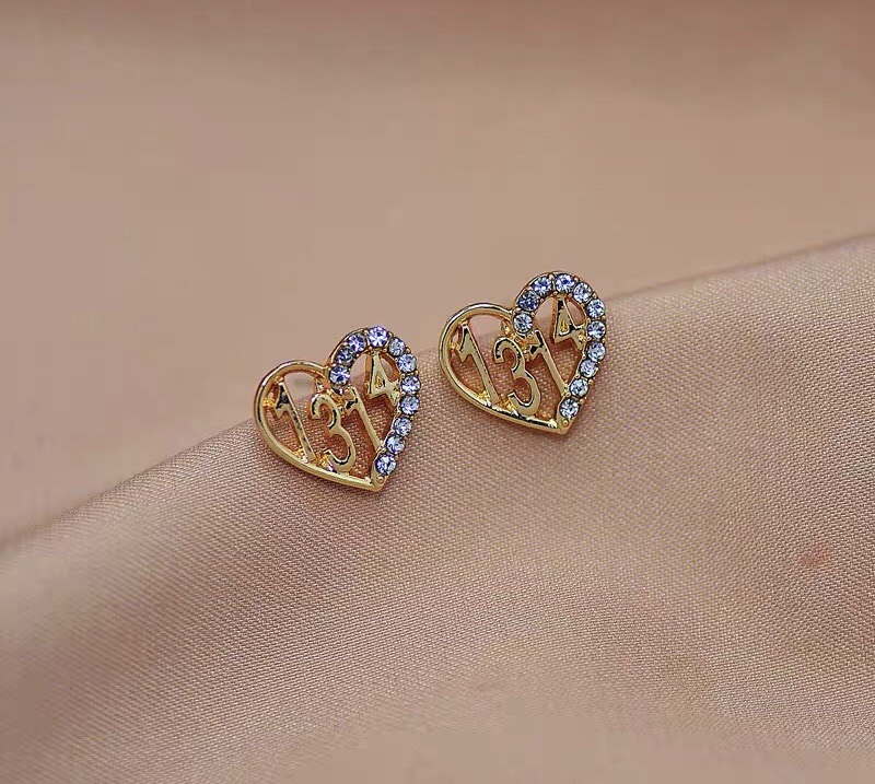 A lifetime of personalized, fashionable, trendy and versatile stud earrings. Specification image
