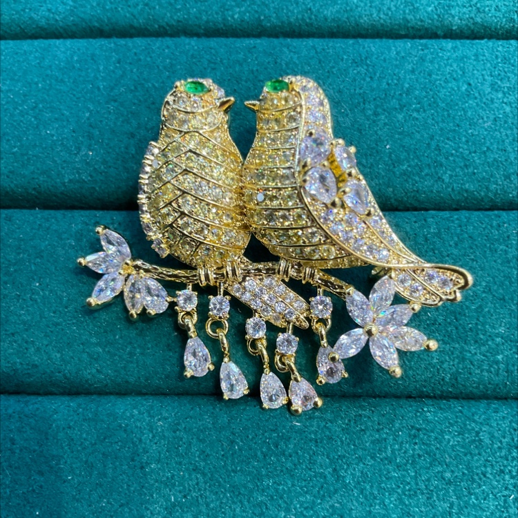 A magpie brooch thumbnail