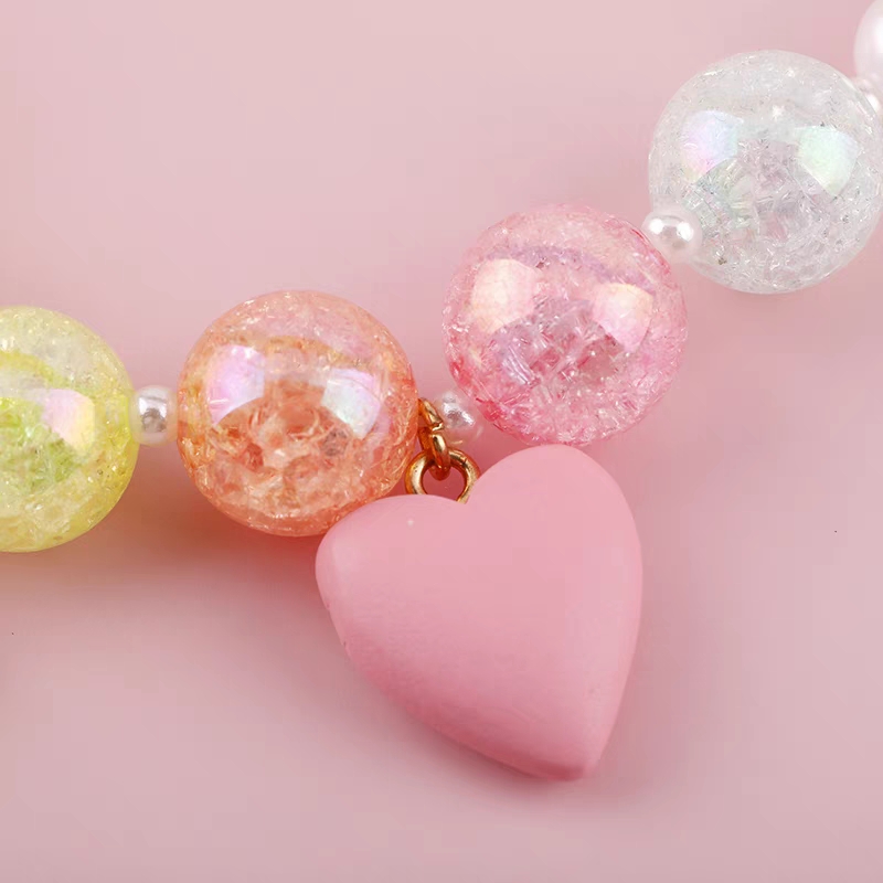 Heart-shaped pendant children's bead necklace, acrylic letter bead necklace, bead string, European and American ins girls' accessories, cute Application Scenario