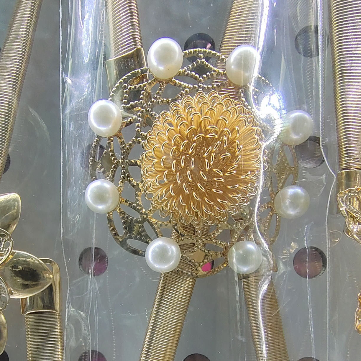 y25, a trendy golden metal rhinestone pearl leaf buckle spring elastic band paired with a thin waist chain belt for pants
