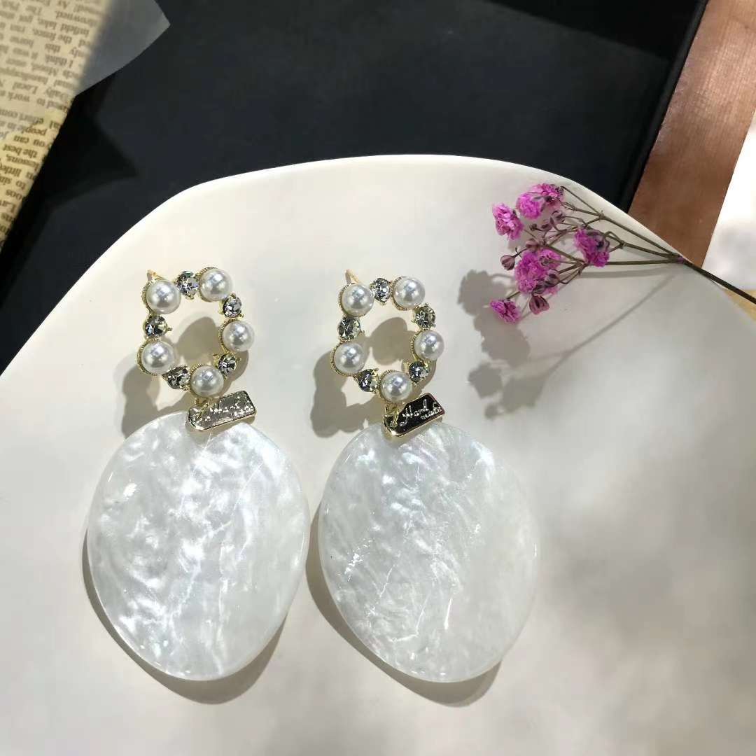 A new minimalist pearl stud earring from a niche European and American retro fashion style, featuring a cool and stylish vibe for women on Instagram Item Picture