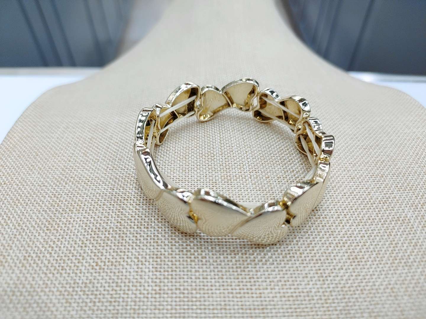 The heart-shaped polished bracelet is cold and versatile. It is a simple and elegant wide-textured polished bracelet for new women with free shipping details Picture
