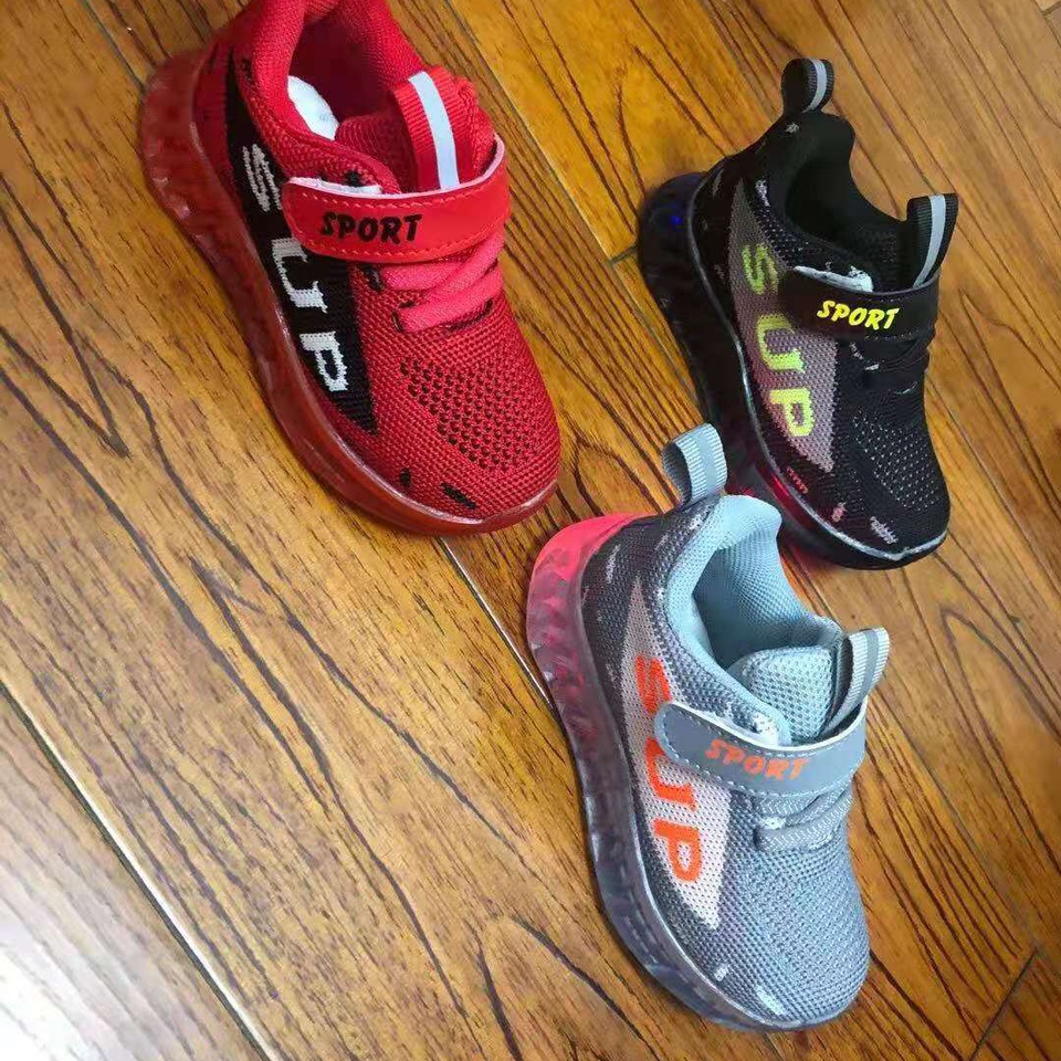 The child weaves shoes with a lamp 2 21-25