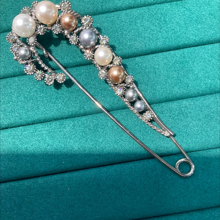 Tall pin 🧷 brooch