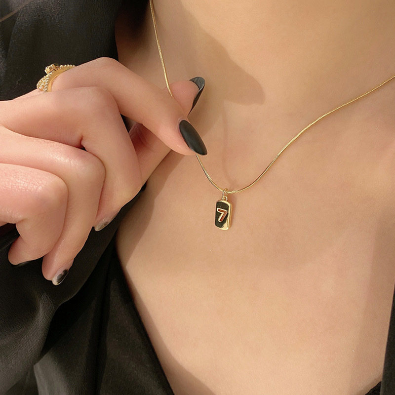 The lucky number 7 for women's necklaces, high-end collarbone chain, 2021 new style, light luxury, niche and simple, ins cold style detail image 4