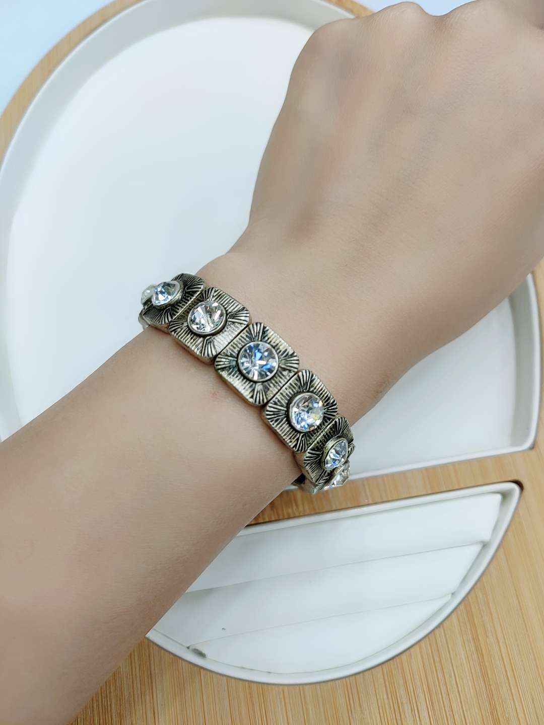 Retro foreign trade bracelets, female hip-hop trend, Instagram niche design, cold style, Korean style personalized jewelry Specification image