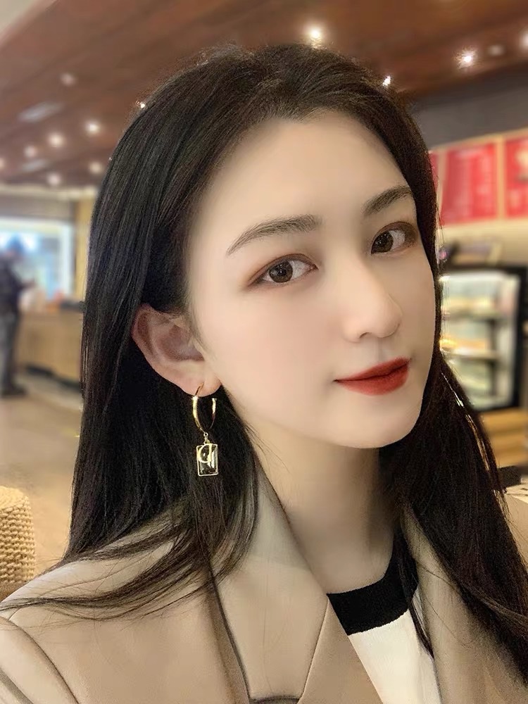 Unique silver needle stud earrings for women in summer, 2021 new style, trendy, elegant and high-end earrings and earrings Application Scenario