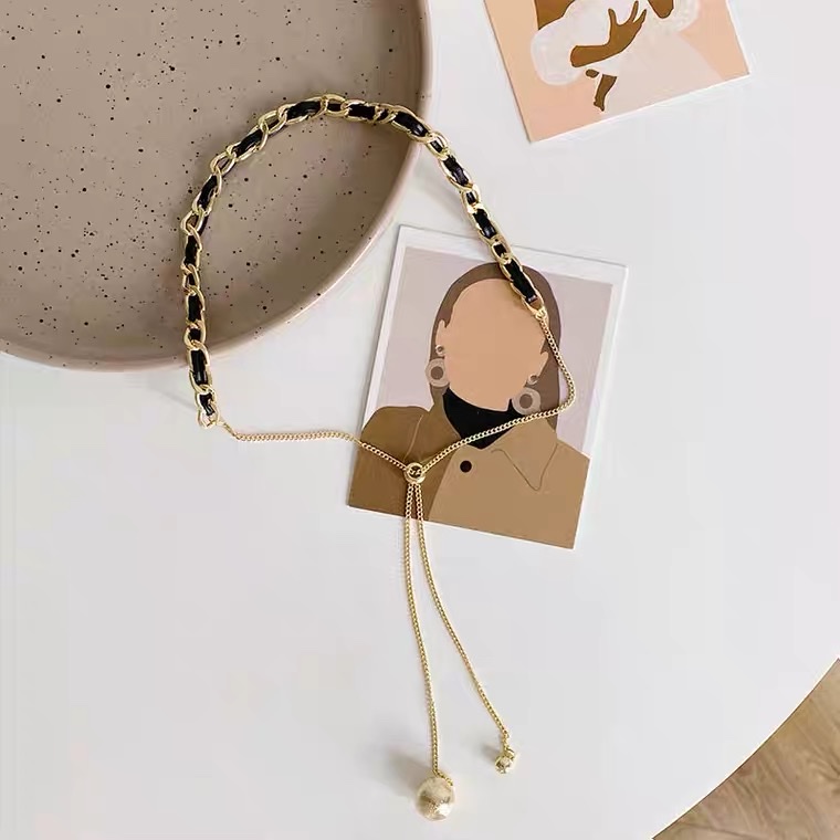 The 2021 new style of women's Instagram-chic collarbone chain, a high-end and light luxury accessory, is made of summer fabric and wrapped in a circle Item Picture
