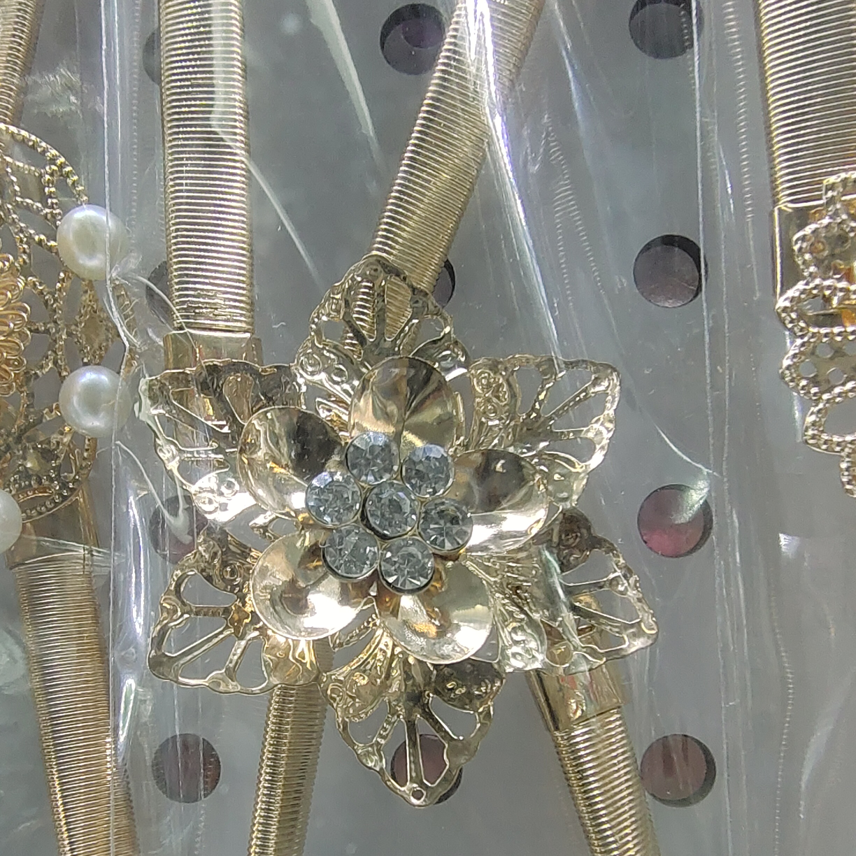 The y24 trendy golden metal rhinestone pearl leaf buckle spring elastic band pairs well with a thin waist chain belt for pants, creating a feminine and trendy look