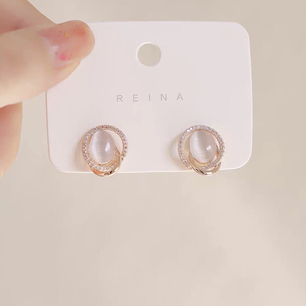 Simple and compact full of diamonds trendy flash diamonds delicate fashion earrings.