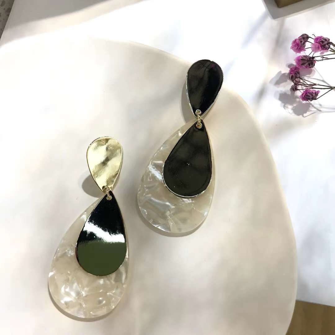 A new minimalist pearl stud earring from a niche European and American retro fashion style, featuring a cool and stylish vibe for women on Instagram Specification image