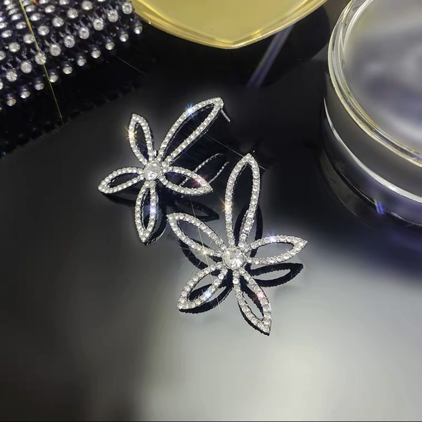 Earrings 112 flower shape