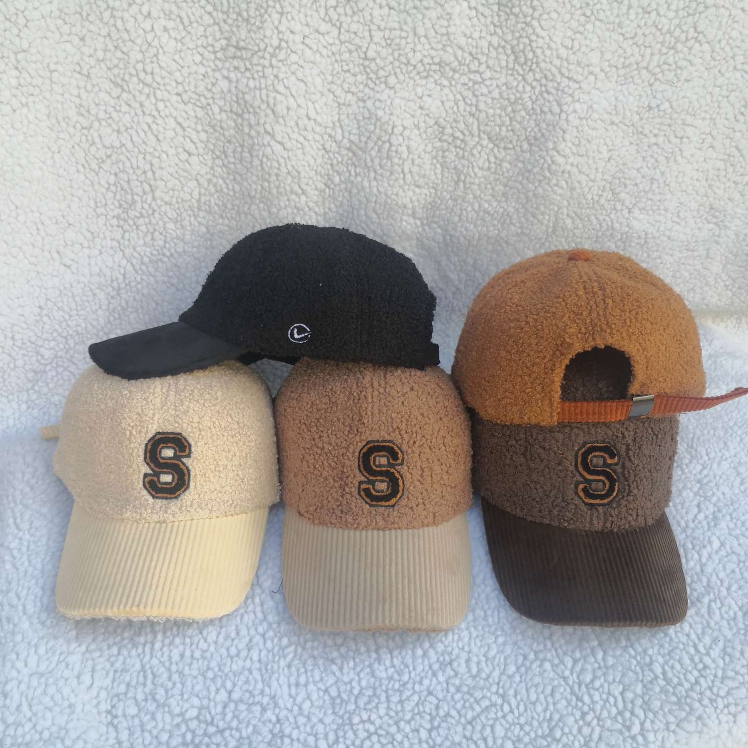 New autumn and winter plush baseball lettering embroidered sun hats that are versatile and cute for both men and women when going out Item Picture
