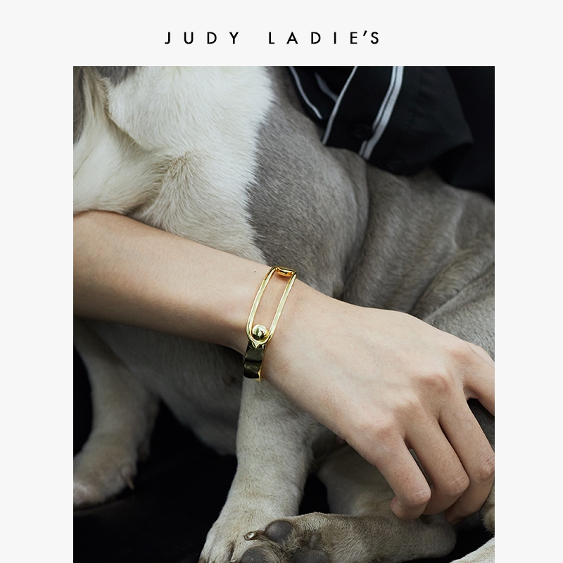 judy's unique design of a copper gold-plated, light luxury and high-end open bracelet for women, a new original European and American style bracelet on Instagram Application Scenario