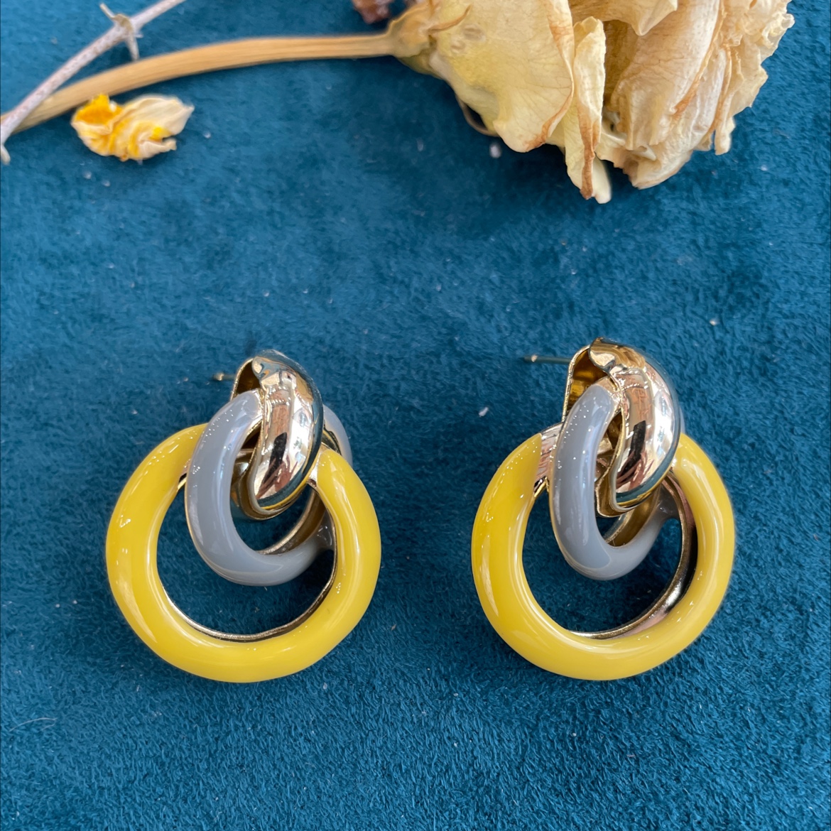 The new high-end earrings from Yudie feature a French style and a long summer style with distinctive yellow stud earrings. Yudie accessories Application Scenario