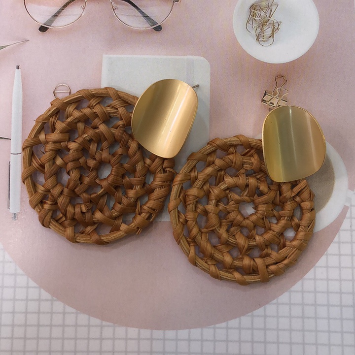 The Internet version of the fashion trend sister essential single product coffee color bamboo braided metal earrings