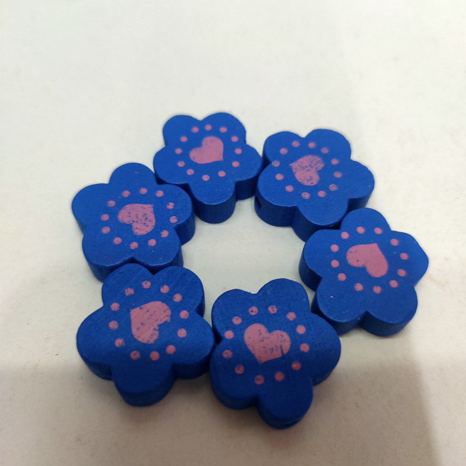 Factory direct sales of wooden accessories 2 cm five-leaf flower love blue