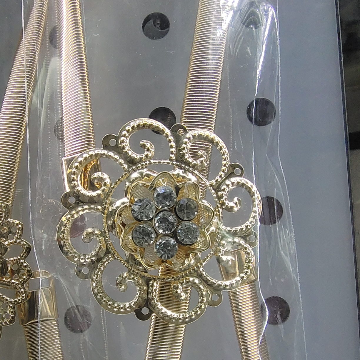 The y22 internet-famous golden metal rhinestone pearl leaf buckle spring elastic band, paired with the thin waist chain belt of the pants, is trendy for women