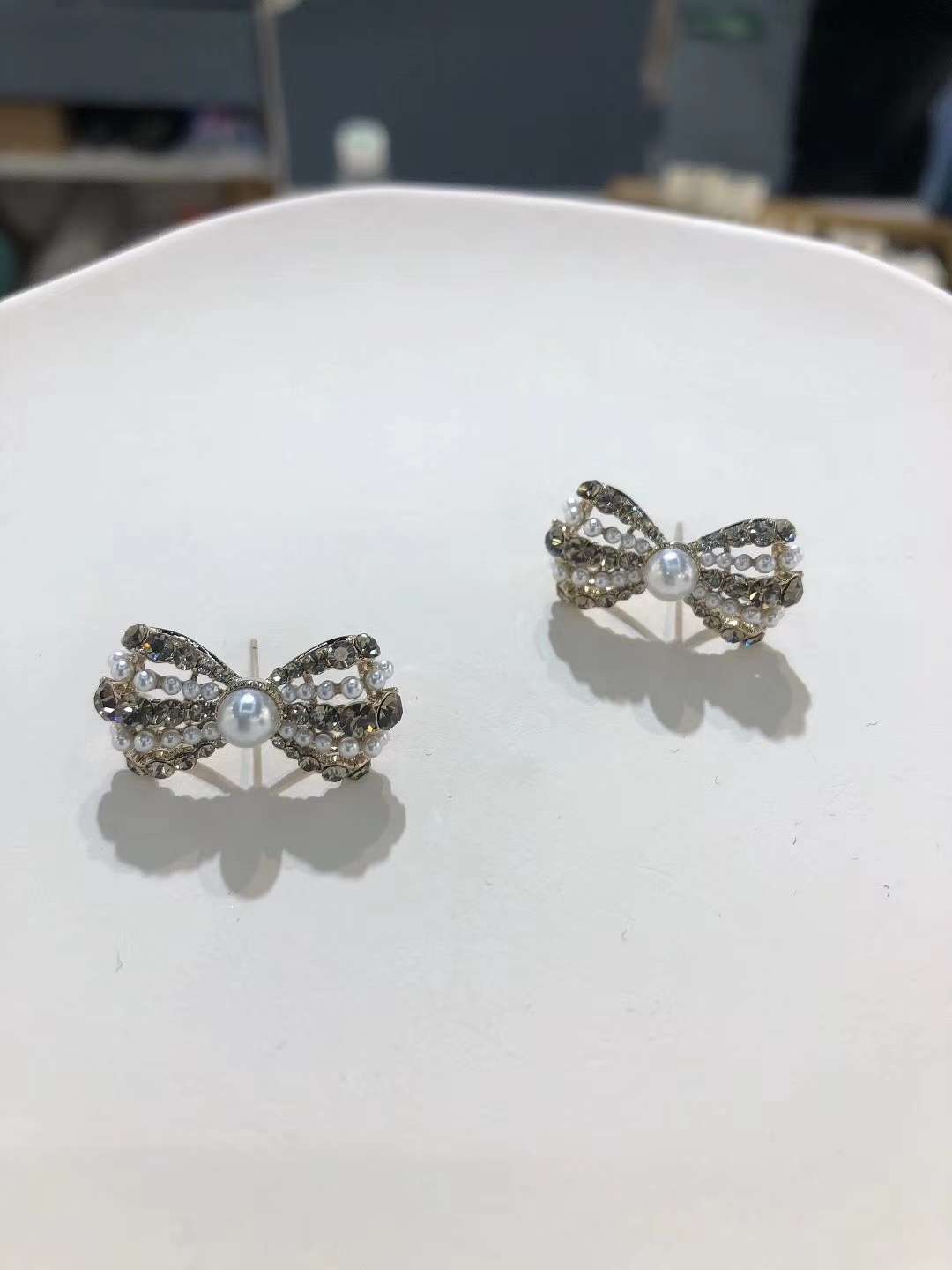 A new, stylish and simple pearl stud earring with a retro bow from Europe and America. It's a trendy and cool style earring for women on Instagram Specification image