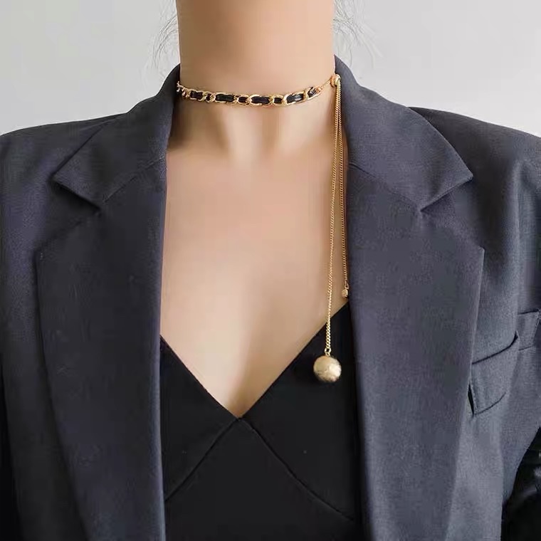 The 2021 new style of women's Instagram-chic collarbone chain, a high-end and light luxury accessory, is made of summer fabric and wrapped in a circle Application Scenario