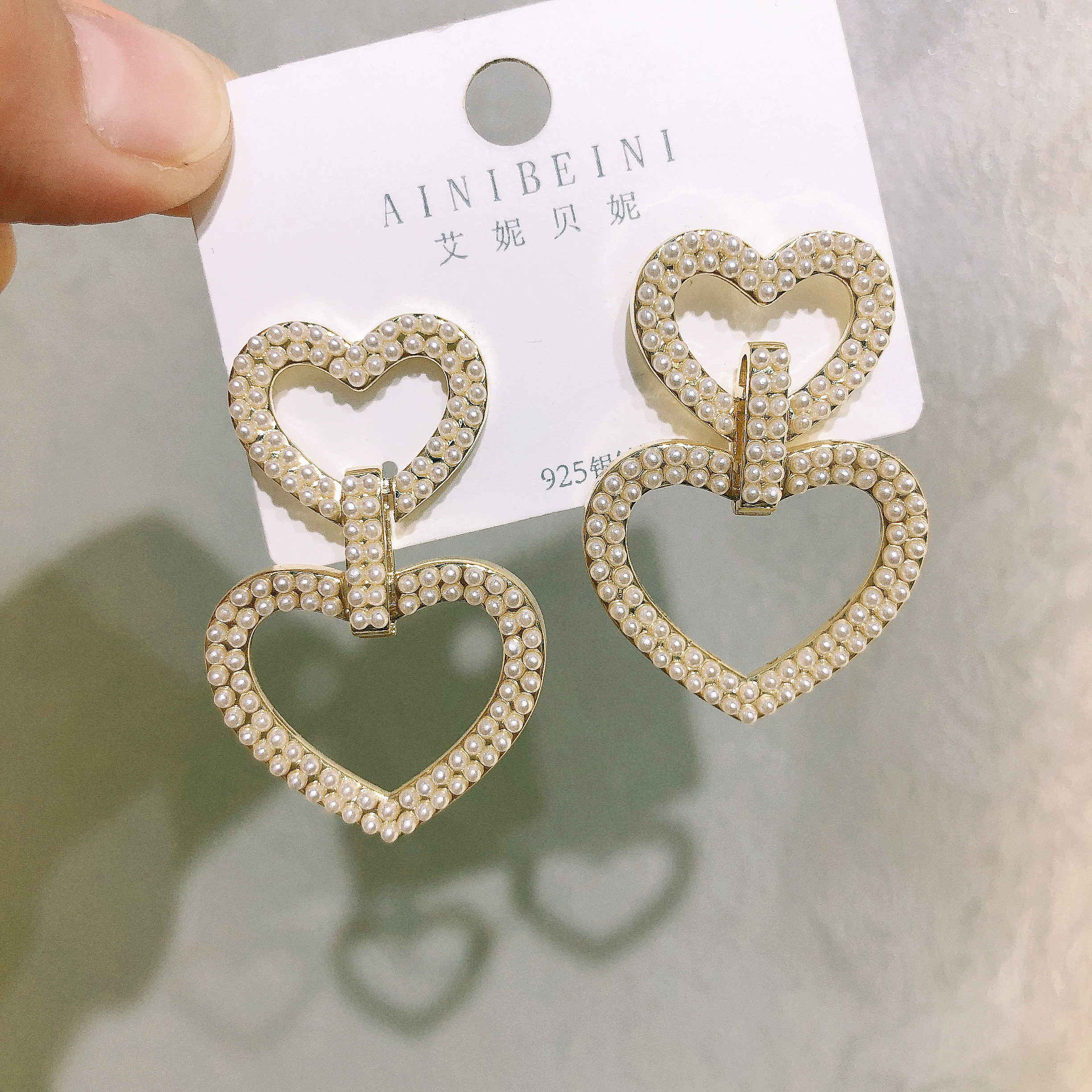 European and American fashion exaggerated pearl heart-shaped earrings, elegant Internet celebrity personality, silver needle versatile earrings, 2021 new trend Specification image