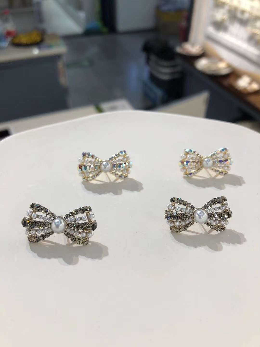 A new, stylish and simple pearl stud earring with a retro bow from Europe and America. It's a trendy and cool style earring for women on Instagram Item Picture