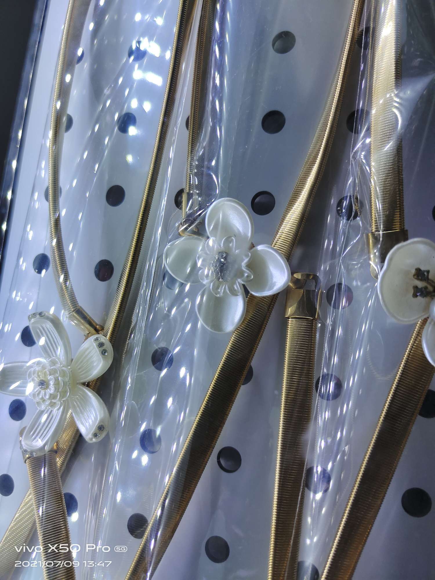 y52, a trendy golden metal rhinestone pearl leaf buckle spring elastic band paired with a thin waist chain belt for pants details Picture