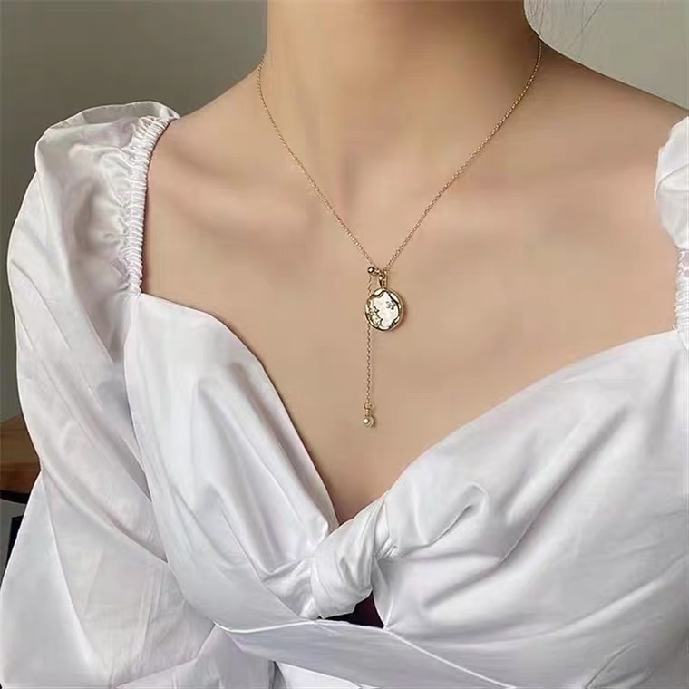 يمكن ان تُعدَّل المادة الكورية من البرودة والرياح اللاذعة في شكل قلادة من سلسلة الترقيم Specification image