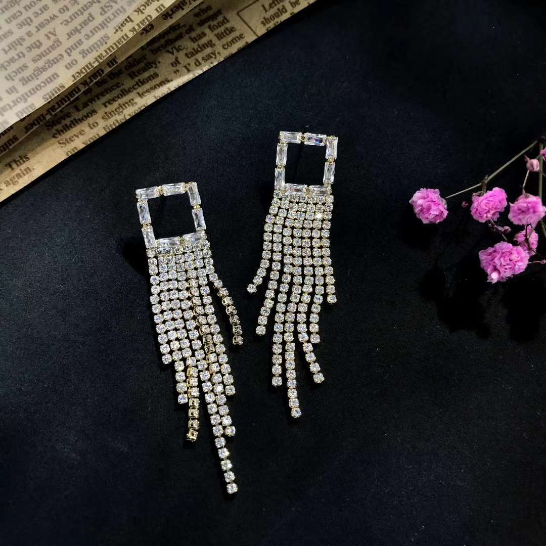 A minimalist new pearl stud earrings featuring a unique European and American retro fashion style. They are trendy on Instagram for women, exuding a cool and stylish vibe Item Picture