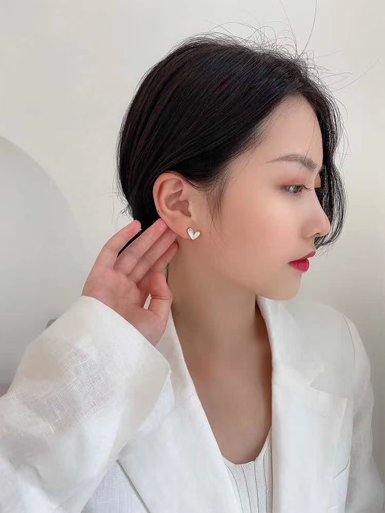 Nicho europeo americano vintage shell amor moda simple nuevo estilo perlas pendientes mujeres ins marea influencers temperamento sexo i viento frío pendientes Application Scenario