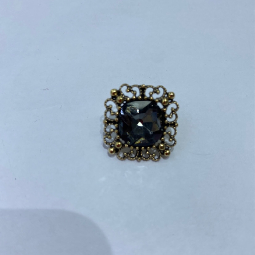 Round buckle, square diamond