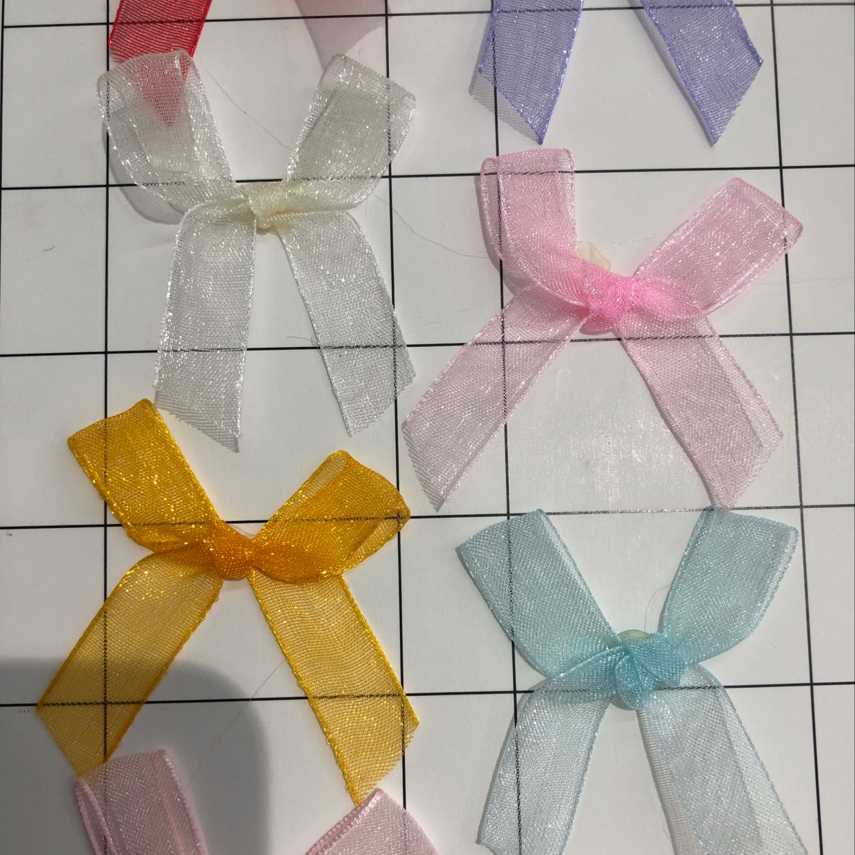 Tie a bow tie with a three-ply yarn hand