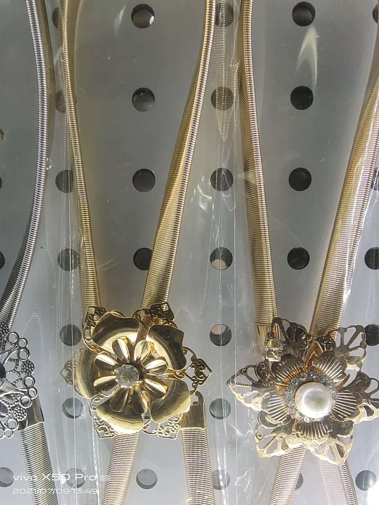 The y3 internet-famous golden metal rhinestone pearl leaf buckle spring elastic band pairs well with the thin waist chain belt of the pants for a trendy female look details Picture