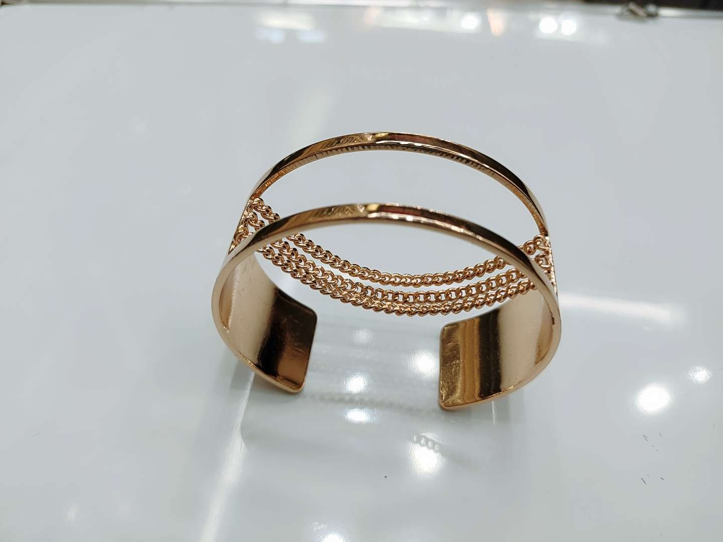 A new type of women's accessory with a chain clip, featuring a simple and cold European and American style, double-head and two-color spliced open alloy spring wide bracelet details Picture