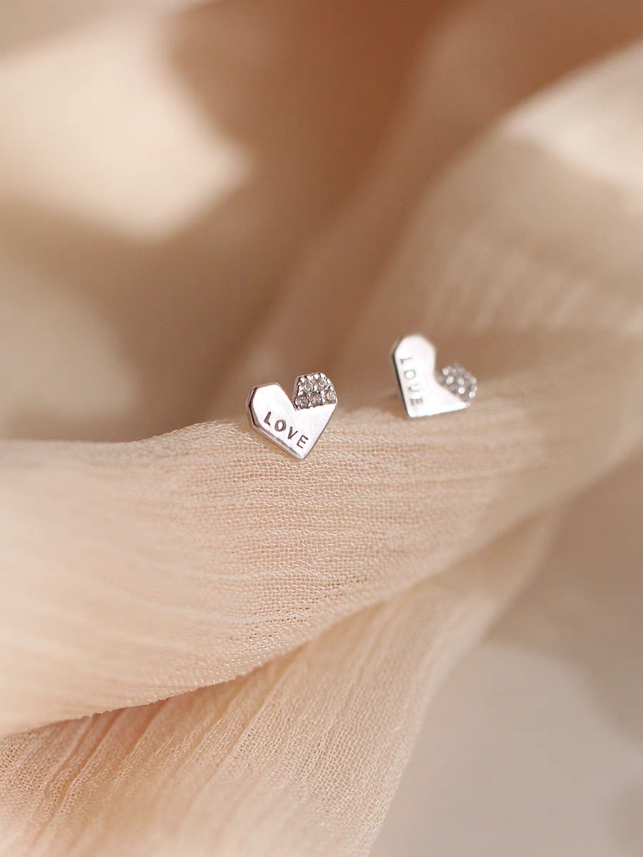 New trendy summer earrings with a high-end and elegant style. Women's niche design earrings 13 Application Scenario