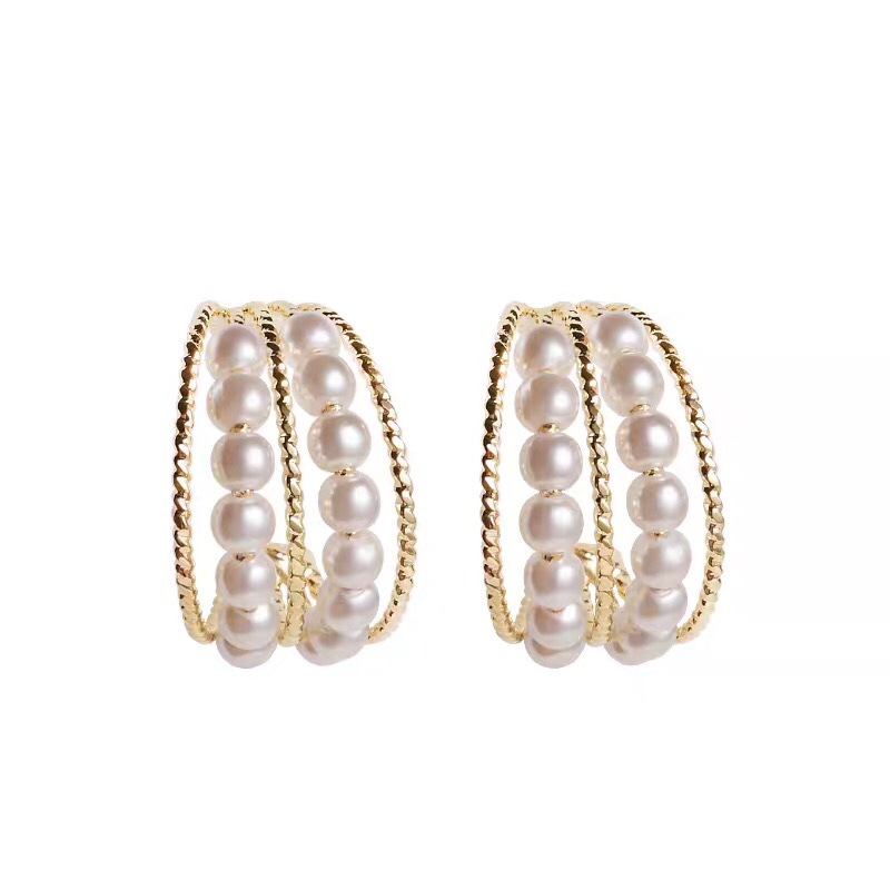 Simple design, fashionable and individual, the elegant pearl stud earrings are a must-have for Internet celebrities